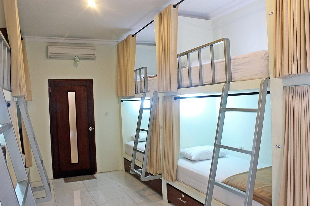 Hostel Mirah Legian  Room photo